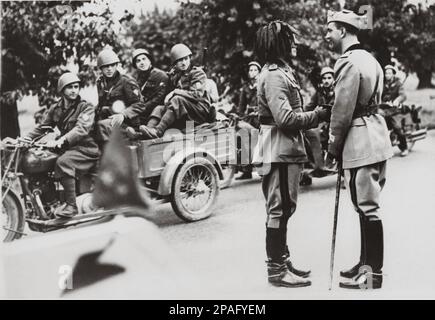 1939 , august , ITALIEN : UMBERTO di SAVOIA Prinz von Piemont ( 1904 - 1983 ) , späterer König von Italien UMBERTO II . im Mai 1945 , Sohn von König VITTORIO EMANUELE III . und Königin ELENA ( del Montenegro ) . Auf diesem Foto mit dem Comandante von Bersaglieri während der Monoevres - ITALIA - CASA SAVOIA - REALI - Nobiltà ITALIANA - SAVOY - ADEL - KÖNIGE - GESCHICHTE - FOTOSTORICHE - Könige - nobili - Nobiltà - principe reale ereditario - Militäruniform - Divisa uniforme militare - Porträt - Rituto - BERSAGLIERE --- ARCHIVIO GBB Stockfoto