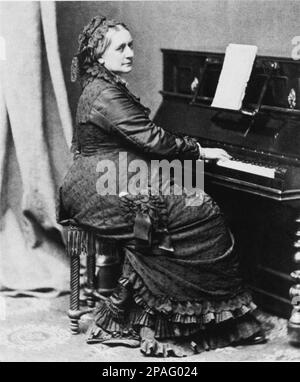 1895 : die deutsche Pianistin und Komponistin CLARA SCHUMANN ( geb. WIECK , 1819 - 1896 ) . Frau von Robert Schumann , der einige ihrer Melodien für seine Komposition benutzte. Sie komponierte ein feines Klavierkonzert und ein paar Klaviermusik und Lieder. Sie war eine der herausragenden Pianisten ihrer Zeit und eine enge Freundin des Komponisten Johannes Brahms - COMPOSITORE - OPERA LIRICA - CLASSICA - KLASSISCH - PORTRÄT - RITRATTO - MUSICISTA - MUSICA - Piano - Pianoforte -- ARCHIVIO GBB Stockfoto