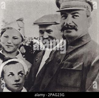 1936 : der russische Politiker Josif Visarionovic STALIN (aus der russischen Traslation The Steel ), geboren i.v. Dzugasvili ( Gori , Georgia 1879 - Moskow 1953 ) mit Nikita KRUSCEV . Kruscev war nach dem Tod von Joseph Stalin Chefdirektor der Sowjetunion. Von 1953 bis 1964 war er erster Sekretär der Kommunistischen Partei der Sowjetunion und von 1958 bis 1964 Vorsitzender des Ministerrates. 1964 wurde er von seinen Parteikollegen aus der Macht genommen und durch Leonid Breschnew ersetzt. Er verbrachte die letzten sieben Jahre seines Lebens unter der Aufsicht des KGB - Porträt - Rituto - Stockfoto