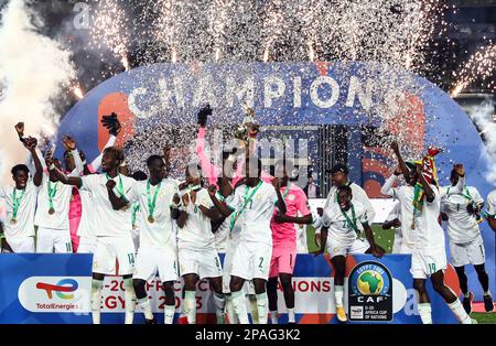 Kairo, Ägypten. 11. März 2023. Team Senegal feiert mit Trophäe nach dem Finale zwischen Senegal und Gambia beim 2023 CAF (Confederation of African Football) U-20 Africa Cup of Nations Fußballspiel in Kairo, Ägypten, am 11. März 2023. Kredit: Ahmed Gomaa/Xinhua/Alamy Live News Stockfoto