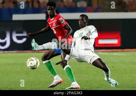 Kairo, Ägypten. 11. März 2023. Babacar Ndiaye (R) von Senegal spielt mit Adama Bojang von Gambia während des Finales zwischen Senegal und Gambia beim 2023. CAF (Confederation of African Football) U-20 Africa Cup of Nations Fußballspiel in Kairo, Ägypten, 11. März 2023. Kredit: Ahmed Gomaa/Xinhua/Alamy Live News Stockfoto