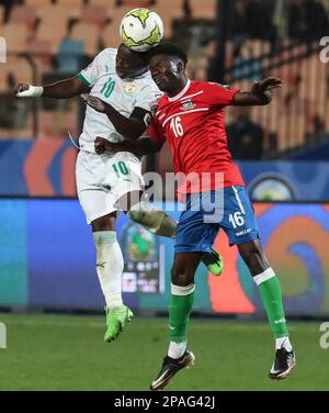 Kairo, Ägypten. 11. März 2023. Samba Diallo (L) von Senegal spielt mit Bakary Jawara von Gambia während des Finales zwischen Senegal und Gambia beim 2023. CAF (Confederation of African Football) U-20 Africa Cup of Nations Fußballspiel in Kairo, Ägypten, 11. März 2023. Kredit: Ahmed Gomaa/Xinhua/Alamy Live News Stockfoto