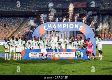 Kairo, Ägypten. 11. März 2023. Team Senegal feiert mit Trophäe nach dem Finale zwischen Senegal und Gambia beim 2023 CAF (Confederation of African Football) U-20 Africa Cup of Nations Fußballspiel in Kairo, Ägypten, am 11. März 2023. Kredit: Ahmed Gomaa/Xinhua/Alamy Live News Stockfoto