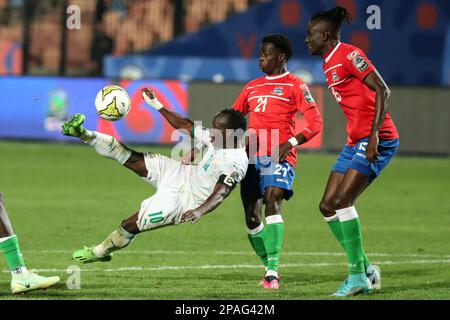 Kairo, Ägypten. 11. März 2023. Samba Diallo (L) von Senegal schießt während des Finales zwischen Senegal und Gambia beim 2023 CAF (Confederation of African Football) U-20 Africa Cup of Nations Fußballspiel in Kairo, Ägypten, am 11. März 2023. Kredit: Ahmed Gomaa/Xinhua/Alamy Live News Stockfoto