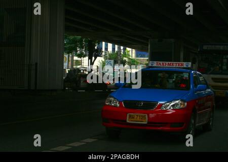 Bangkok, Thailand - Juli 11 2005: Taxameter unter einer Brücke in Bangkok. Stockfoto