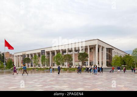 Tirana, Albanien - April 22 2019: Das Nationaltheater der Oper und des Balletts Albaniens (Albanisch: Tecomed Kombetar i Operas dhe i Baletit) ist das größte Stockfoto