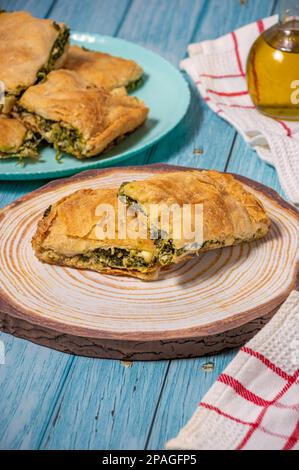Griechischer Kuchen Spanakopita mit Spinat und Käse Stockfoto