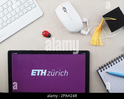 In dieser Fotoabbildung ist das Logo der ETH Zürich - Schweizerisches Bundesinstitut für Technologie auf einem Tablet zu sehen. Stockfoto