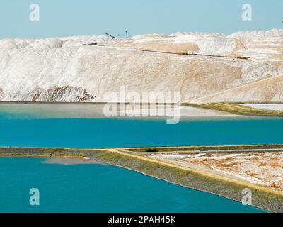 Salzwasserabscheider, der aus Kaliumsalzhalden und Müllkippen fließt Stockfoto