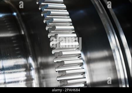 Schacht der Dampfturbine mit Fichtenblatt-Befestigung am Werk Stockfoto