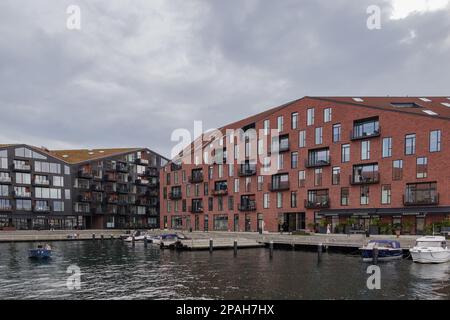 KOPENHAGEN, DÄNEMARK - OKTOBER 2022: Außenansicht eines modernen Apartment- und Wohngebäudes am Wasser in Kopenhagen, Dänemark. Stockfoto