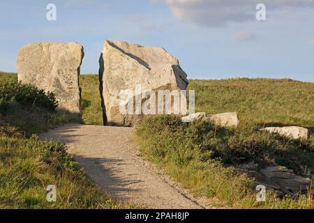 Der Weg führt zum Split Rock, einem großen Fleck, der vom Mount Edith Cavell mit Gletschereis zu den Prärien in Calgary, Alberta, Kanada, getragen wird Stockfoto