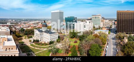 South Carolina Statehouse und Columbia Skyline an einem sonnigen Morgen. Stockfoto