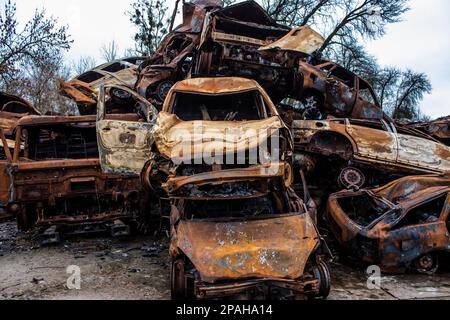 Der Friedhof zerstörter ziviler Fahrzeuge in Irpin, der Stadt, die eine entscheidende Rolle in der Schlacht um Kiew spielte. Stockfoto