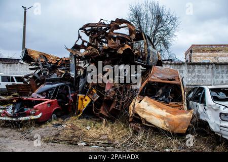 Der Friedhof zerstörter ziviler Fahrzeuge in Irpin, der Stadt, die eine entscheidende Rolle in der Schlacht um Kiew spielte. Stockfoto