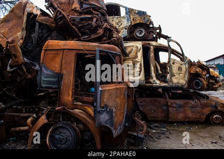 Der Friedhof zerstörter ziviler Fahrzeuge in Irpin, der Stadt, die eine entscheidende Rolle in der Schlacht um Kiew spielte. Stockfoto