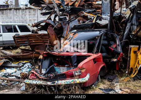 Der Friedhof zerstörter ziviler Fahrzeuge in Irpin, der Stadt, die eine entscheidende Rolle in der Schlacht um Kiew spielte. Stockfoto