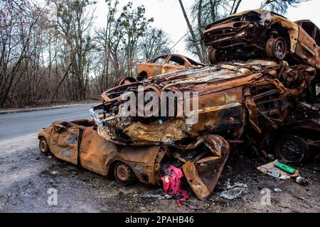 Der Friedhof zerstörter ziviler Fahrzeuge in Irpin, der Stadt, die eine entscheidende Rolle in der Schlacht um Kiew spielte. Stockfoto