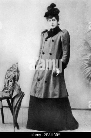 1890 Ca , Paris , FRANKREICH : die französische Can-Can-Tänzerin JANE AVRIL ( geboren Jeanne Beaudon , 1868 - 1943 ) des MOULIN ROUGE , Modell des gefeierten französischen Malers Henry de TOULOUSE - LAUTREC ( Albi 1864 - Malrome , Gironde 1901 ) - CAN - Ballerina - balletto - Ballerine - TANZ - FOTO STORICHE - GESCHICHTE - KUNST - ARTE - PITTURA - PITTORE - Portrait - Rituto - BELLE EPOQUE - PARIGI - TABARIN - NACHTCLUB - Ombrello - Regenschirm - Hut - cappello --- Archivio GBB Stockfoto