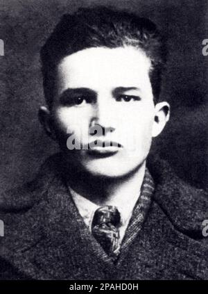 DER rumänische Politiker und Diktator NICOLAE CEAUSESCU ( 26. Januar 1918 bis 25. Dezember 1989 ) war ein junger Sekretär der Organisation Prahova Valley U.C.Y. und Sekretär der Union der kommunistischen Jugend . Ceausescu war von 1965 bis Dezember 1989 der Führer Rumäniens, als ihn eine Revolution und ein Putsch von der Macht befreiten. Die revolutionäre führten einen zweistündigen Prozess durch und verurteilten ihn zum Tode wegen Verbrechen gegen den Staat, Völkermord und " Untergrabung der Volkswirtschaft". Der voreilige Prozess wurde als Känguru-Gericht kritisiert. Seine anschließende Hinrichtung war der letzte Akt der Revoluti Stockfoto