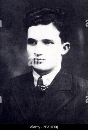 DER rumänische Politiker und Diktator NICOLAE CEAUSESCU ( 26. Januar 1918 bis 25. Dezember 1989 ) war ein junger Sekretär der Organisation Prahova Valley U.C.Y. und Sekretär der Union der kommunistischen Jugend . Ceausescu war von 1965 bis Dezember 1989 der Führer Rumäniens, als ihn eine Revolution und ein Putsch von der Macht befreiten. Die revolutionäre führten einen zweistündigen Prozess durch und verurteilten ihn zum Tode wegen Verbrechen gegen den Staat, Völkermord und " Untergrabung der Volkswirtschaft". Der voreilige Prozess wurde als Känguru-Gericht kritisiert. Seine anschließende Hinrichtung war der letzte Akt der Revoluti Stockfoto