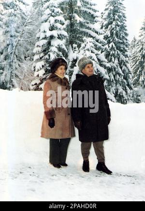 Der rumänische Politiker und Diktator NICOLAE CEAUSESCU ( 26. Januar 1918 - 25. Dezember 1989 ) mit Frau ELENA PETRESCU CEAUSESCU ( 7. Januar 1916 - 25. Dezember 1989 ) hat 1946 geheiratet. Ceausescu war von 1965 bis Dezember 1989 der Führer Rumäniens, als ihn eine Revolution und ein Putsch von der Macht befreiten. Die revolutionäre führten einen zweistündigen Prozess durch und verurteilten ihn zum Tode wegen Verbrechen gegen den Staat, Völkermord und " Untergrabung der Volkswirtschaft". Der voreilige Prozess wurde als Känguru-Gericht kritisiert. Seine anschließende Hinrichtung markierte den letzten Akt der Revolutionen von 1989 - RUMÄNIEN - P. Stockfoto