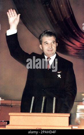 1965 , Juli , Bukarest , Rumänien : der rumänische Politiker und Diktator NICOLAE CEAUSESCU ( 26 . Januar 1918 - 25 . Dezember 1989 ) während des 9. . Kongresses der rumänischen Kommunistischen Partei . Ceausescu war von 1965 bis Dezember 1989 der Führer Rumäniens, als ihn eine Revolution und ein Putsch von der Macht befreiten. Die revolutionäre führten einen zweistündigen Prozess durch und verurteilten ihn zum Tode wegen Verbrechen gegen den Staat, Völkermord und " Untergrabung der Volkswirtschaft". Der voreilige Prozess wurde als Känguru-Gericht kritisiert. Seine anschließende Hinrichtung war der letzte Akt der Revolutionen von 1989 - RUMÄNIEN - Stockfoto