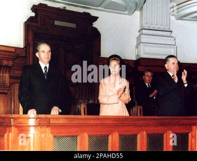 Der rumänische Politiker und Diktator NICOLAE CEAUSESCU ( 26. Januar 1918 - 25. Dezember 1989 ) mit Frau ELENA PETRESCU CEAUSESCU ( 7. Januar 1916 - 25. Dezember 1989 ) hat 1946 geheiratet. Ceausescu war von 1965 bis Dezember 1989 der Führer Rumäniens, als ihn eine Revolution und ein Putsch von der Macht befreiten. Die revolutionäre führten einen zweistündigen Prozess durch und verurteilten ihn zum Tode wegen Verbrechen gegen den Staat, Völkermord und " Untergrabung der Volkswirtschaft". Der voreilige Prozess wurde als Känguru-Gericht kritisiert. Seine anschließende Hinrichtung markierte den letzten Akt der Revolutionen von 1989 - RUMÄNIEN - P. Stockfoto