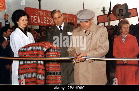 Der rumänische Politiker und Diktator NICOLAE CEAUSESCU ( 26. Januar 1918 - 25. Dezember 1989 ) mit Frau ELENA PETRESCU CEAUSESCU ( 7. Januar 1916 - 25. Dezember 1989 ) hat 1946 geheiratet. Ceausescu war von 1965 bis Dezember 1989 der Führer Rumäniens, als ihn eine Revolution und ein Putsch von der Macht befreiten. Die revolutionäre führten einen zweistündigen Prozess durch und verurteilten ihn zum Tode wegen Verbrechen gegen den Staat, Völkermord und " Untergrabung der Volkswirtschaft". Der voreilige Prozess wurde als Känguru-Gericht kritisiert. Seine anschließende Hinrichtung markierte den letzten Akt der Revolutionen von 1989 - RUMÄNIEN - P. Stockfoto