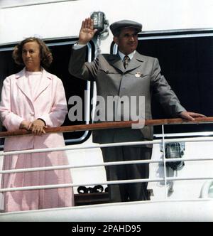 Der rumänische Politiker und Diktator NICOLAE CEAUSESCU ( 26. Januar 1918 - 25. Dezember 1989 ) mit Frau ELENA PETRESCU CEAUSESCU ( 7. Januar 1916 - 25. Dezember 1989 ) hat 1946 geheiratet. Auf diesem Foto bei der Einweihung des Kanals in Dobrudja auf der Donau. Ceausescu war von 1965 bis Dezember 1989 der Führer Rumäniens, als ihn eine Revolution und ein Putsch von der Macht befreiten. Die revolutionäre führten einen zweistündigen Prozess durch und verurteilten ihn zum Tode wegen Verbrechen gegen den Staat, Völkermord und " Untergrabung der Volkswirtschaft". Der voreilige Prozess wurde als Känguru-Gericht kritisiert Stockfoto