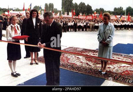 Der rumänische Politiker und Diktator NICOLAE CEAUSESCU ( 26. Januar 1918 - 25. Dezember 1989 ) mit Frau ELENA PETRESCU CEAUSESCU ( 7. Januar 1916 - 25. Dezember 1989 ) hat 1946 geheiratet. Auf diesem Foto bei der Einweihung des Pionierpalastes und der Jungfalken in Bukarest . Ceausescu war von 1965 bis Dezember 1989 der Führer Rumäniens, als ihn eine Revolution und ein Putsch von der Macht befreiten. Die revolutionäre führten einen zweistündigen Prozess durch und verurteilten ihn zum Tode wegen Verbrechen gegen den Staat, Völkermord und " Untergrabung der Volkswirtschaft". Der voreilige Prozess wurde als Känguru-Gericht kritisiert Stockfoto