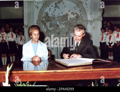 Der rumänische Politiker und Diktator NICOLAE CEAUSESCU ( 26. Januar 1918 - 25. Dezember 1989 ) mit Frau ELENA PETRESCU CEAUSESCU ( 7. Januar 1916 - 25. Dezember 1989 ) hat 1946 geheiratet. Auf diesem Foto bei der Einweihung des Pionierpalastes und der Jungfalken in Bukarest . Ceausescu war von 1965 bis Dezember 1989 der Führer Rumäniens, als ihn eine Revolution und ein Putsch von der Macht befreiten. Die revolutionäre führten einen zweistündigen Prozess durch und verurteilten ihn zum Tode wegen Verbrechen gegen den Staat, Völkermord und " Untergrabung der Volkswirtschaft". Der voreilige Prozess wurde als Känguru-Gericht kritisiert Stockfoto