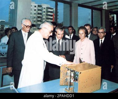 Der rumänische Politiker und Diktator NICOLAE CEAUSESCU ( 26. Januar 1918 - 25. Dezember 1989 ) mit Frau ELENA PETRESCU CEAUSESCU ( 7. Januar 1916 - 25. Dezember 1989 ) hat 1946 geheiratet. Ceausescu war von 1965 bis Dezember 1989 der Führer Rumäniens, als ihn eine Revolution und ein Putsch von der Macht befreiten. Die revolutionäre führten einen zweistündigen Prozess durch und verurteilten ihn zum Tode wegen Verbrechen gegen den Staat, Völkermord und " Untergrabung der Volkswirtschaft". Der voreilige Prozess wurde als Känguru-Gericht kritisiert. Seine anschließende Hinrichtung markierte den letzten Akt der Revolutionen von 1989 - RUMÄNIEN - P. Stockfoto