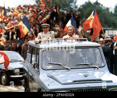 Der rumänische Politiker und Diktator NICOLAE CEAUSESCU ( 26. Januar 1918 - 25. Dezember 1989 ) mit Frau ELENA PETRESCU CEAUSESCU ( 7. Januar 1916 - 25. Dezember 1989 ) hat 1946 geheiratet. Ceausescu war von 1965 bis Dezember 1989 der Führer Rumäniens, als ihn eine Revolution und ein Putsch von der Macht befreiten. Die revolutionäre führten einen zweistündigen Prozess durch und verurteilten ihn zum Tode wegen Verbrechen gegen den Staat, Völkermord und " Untergrabung der Volkswirtschaft". Der voreilige Prozess wurde als Känguru-Gericht kritisiert. Seine anschließende Hinrichtung markierte den letzten Akt der Revolutionen von 1989 - RUMÄNIEN - P. Stockfoto