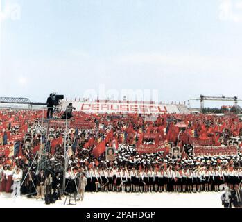 Der rumänische Politiker und Diktator NICOLAE CEAUSESCU ( 26. Januar 1918 bis 25. Dezember 1989 ) war von 1965 bis Dezember 1989, als ihn eine Revolution und ein Putsch aus der Macht brachten, der Führer Rumäniens. Die revolutionäre führten einen zweistündigen Prozess durch und verurteilten ihn zum Tode wegen Verbrechen gegen den Staat, Völkermord und " Untergrabung der Volkswirtschaft". Der voreilige Prozess wurde als Känguru-Gericht kritisiert, dessen anschließende Hinrichtung den letzten Akt der Revolutionen von 1989 markiert - RUMÄNIEN - POLITIKER - POLITIK - SOZIALIST - SOZIALISMUS - SOZIALISMUS - COMUNISTA - COMUNISMO - KOMMUNIST Stockfoto