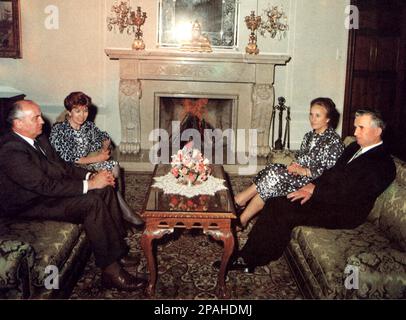 Der rumänische Politiker und Diktator NICOLAE CEAUSESCU ( 26. Januar 1918 - 25. Dezember 1989 ) mit der Ehefrau ELENA PETRESCU CEAUSESCU ( 7. Januar 1916 - 25. Dezember 1989 in Begleitung des russischen Präsidenten MIHAIL GORBATSCHOW ( geb. 2. März 1931 ) und der Ehefrau RAISA GORBACHYOVA ( 5 . Januar 1932 - 20 . September 1999 ) . Ceausescu war von 1965 bis Dezember 1989 der Führer Rumäniens, als ihn eine Revolution und ein Putsch von der Macht befreiten. Die revolutionäre führten einen zweistündigen Prozess durch und verurteilten ihn zum Tode wegen Verbrechen gegen den Staat, Völkermord und " Untergrabung der Volkswirtschaft". Der Prozess war voreilig Stockfoto