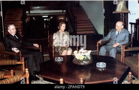 Der rumänische Politiker und Diktator NICOLAE CEAUSESCU ( 26. Januar 1918 - 25. Dezember 1989 ) mit der Ehefrau ELENA PETRESCU CEAUSESCU ( 7. Januar 1916 - 25. Dezember 1989 ) und TODOR ZHIVKOV ( 1911 - 1998 ), Bulgarischer Nationalist und kommunistischer Führer Bulgariens von 1954 bis 1989 . Ceausescu war von 1965 bis Dezember 1989 der Führer Rumäniens, als ihn eine Revolution und ein Putsch von der Macht befreiten. Die revolutionäre führten einen zweistündigen Prozess durch und verurteilten ihn zum Tode wegen Verbrechen gegen den Staat, Völkermord und " Untergrabung der Volkswirtschaft". Der voreilige Prozess wurde als ka kritisiert Stockfoto