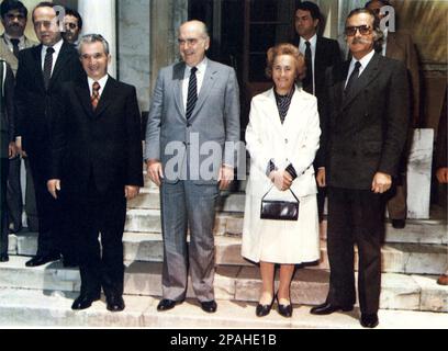 Der rumänische Politiker und Diktator NICOLAE CEAUSESCU ( 26. Januar 1918 - 25. Dezember 1989 ) mit der Ehefrau ELENA PETRESCU CEAUSESCU ( 7. Januar 1916 - 25. Dezember 1989 ) und der griechische ANDREAS PAPANDREOU ( 1919 - 1996 ) . Papandreu war ein griechischer Ökonom, ein sozialistischer Politiker und eine herausragende Figur in der griechischen Politik. Er war dreimal Ministerpräsident Griechenlands (21. Oktober 1981, 2. Juli 1989 und 13. Oktober). 1993 bis 22. Januar 1996 ). Ceausescu war von 1965 bis Dezember 1989 der Führer Rumäniens, als ihn eine Revolution und ein Putsch von der Macht befreiten. Die Revolutionäre hielten eine zwei Stockfoto
