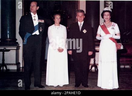 Der rumänische Politiker und Diktator NICOLAE CEAUSESCU ( 26 . Januar 1918 - 25 . Dezember 1989 ) in London , England , mit Ehefrau ELENA PETRESCU CEAUSESCU ( 7 . Januar 1916 - 25 . Dezember 1989 ) zu einem offiziellen Besuch bei Königin ELIZABETH II . und Prinz Philip , Herzog von Edinburgh . Ceausescu war von 1965 bis Dezember 1989 der Führer Rumäniens, als ihn eine Revolution und ein Putsch von der Macht befreiten. Die revolutionäre führten einen zweistündigen Prozess durch und verurteilten ihn zum Tode wegen Verbrechen gegen den Staat, Völkermord und " Untergrabung der Volkswirtschaft". Der voreilige Prozess wurde als Känguru-Gericht kritisiert Stockfoto
