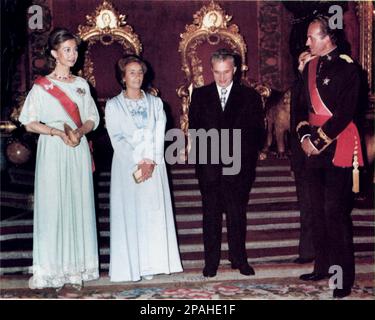Der rumänische Politiker und Diktator NICOLAE CEAUSESCU ( 26. Januar 1918 - 25. Dezember 1989 ) in Madrid , Spanien , mit Ehefrau ELENA PETRESCU CEAUSESCU ( 7. Januar 1916 - 25. Dezember 1989 ) zu einem offiziellen Besuch in König JUAN CARLOS und Königin SOFIA von SPANIEN . Ceausescu war von 1965 bis Dezember 1989 der Führer Rumäniens, als ihn eine Revolution und ein Putsch von der Macht befreiten. Die revolutionäre führten einen zweistündigen Prozess durch und verurteilten ihn zum Tode wegen Verbrechen gegen den Staat, Völkermord und " Untergrabung der Volkswirtschaft". Der voreilige Prozess wurde als Känguru-Gericht kritisiert Stockfoto