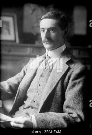 1915 Ca : der englische Arthur Neville Chamberlain ( 1869 - 1940 ) war von 1937 bis 1940 britischer konservativer Politiker und Premierminister des Vereinigten Königreichs. Auf diesem Foto, kurz nach einem Treffen mit dem talianischen Faschisten Duce BENITO MUSSOLINI. Chamberlains Vermächtnis ist geprägt von seiner Politik der Beschwichtigung von Adolf Hitler und Nazideutschland durch seine Unterzeichnung des Münchner Abkommens im Jahr 1938, mit der er Hitler die Tschechoslowakei zuerkennt. Im selben Jahr gab er auch die irischen Häfen der Royal Navy auf. Nach einer Arbeit in Wirtschaft und Kommunalverwaltung und einem kurzen Zauber als Direktor von National Hospitality Stockfoto