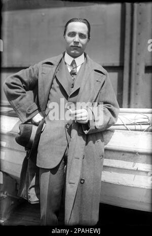 1915 Ca , New York , USA : der italienische Militärkapitän EZIO GARIBAIDI ( Riofreddo , 1894 - Roma 1971 ) in der Ocean Cruiser Liner Navy , Enkel des berühmtesten GIUSEPPE GARIBAIDI ( Nizza 1807 - Caprera 1882 ) und Sohn von Ricciotti GaribaIdi ( Montevideo, 1847 - Roma, 1924 ) . Bruder von Hauptmann Peppino ( Giuseppe ) Garibaldi ( 1879 - 1950 ) und Italia Anita Garibaldi (tot in Rom , 1922 ). Ezio Garibaldi war Freiwilliger in Griechenland, in der garibaldischen Legion 1912 brach der erste Weltkrieg aus und kämpfte in der Argonne mit der italienischen Legion. Kurz darauf ging er nach Feige Stockfoto