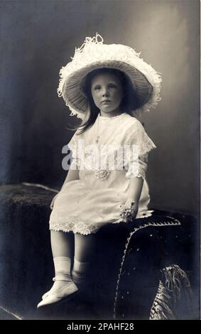 1916 Ca , Niederlande : die künftige Königin JULIANA ( 1909 - 2004 ) der Niederlande mit Großmutter Prinzessin Marie aus Schwarzburg-Rudolstadt. . Tochter von Königin WILHELMINA ( Orange-Nassau , 1880 - 1962 ), verheiratet 1901 mit Herzog Heinrich Wladimir Albrecht Ernst von Mecklenburg-Schwerin ( 1876 - 1934 ). Am 4. September 1948, nach einer Herrschaft von 58 Jahren und 50 Tagen, dankte Wilhelmina zugunsten ihrer Tochter Juliana ab. - REALI - ROYAL - nobili - nobilta' - Adel - OLANDA - PAESI BASSI - HOLLAND - REGINA - hat - cappello - Reader - Lettore - lettrice - libro - Buch - REGINA - c Stockfoto