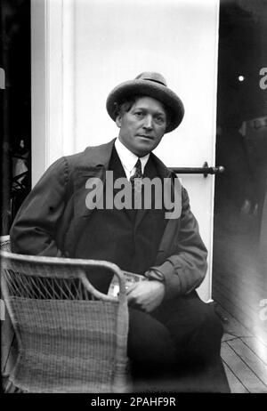 1920 , New York , USA : der berühmteste deutsche Stummfilmschauspieler WERNER KRAUSS ( 1884 - 1959 ) kehrt mit dem Cruiser Ocean Liner nach Europa zurück . Krauss wurde in Gestungshausen geboren, der Sohn eines Geistlichen. Er rannte von zu Hause weg und trat einer Reisenden Theaterfirma bei. Dort traf er den bekannten Theaterdirektor Max Reinhardt. Reinhardt nahm Krauss mit nach Berlin , wo er 1916 Filmschauspieler wurde . Krauss wurde zu einer weltweiten Sensation für seine dämonische Darstellung der Titelfigur in Robert Wienes Kabinett von Dr. Caligari ( das Kabinett des Dr. Caligari - Il gabinetto del Dottor Cali Stockfoto