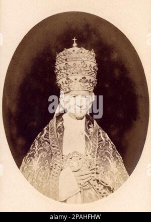 1880 c, Città del Vaticano , ROMA , ITALIEN : Papst LEONE XIII ( 1810 - 1903 ) , geboren Vincenzo Gioacchino Raffaele Luigi PECCI , war Papst der römisch-katholischen Kirche, Nachfolger von Papst Pius IX (1846 - 78) am 20. Februar 1878 und regierte bis zu seinem Tod im Jahr 1903 . Er kanonisierte 1900 : Saint John Baptist de la Salle ( 1651 - 1719 ) und Saint Rita von Cascia ( 1381-1457 ). - LEO - RELIGIONE CATTOLICA - KATHOLISCHE RELIGION - Rituto - Porträt - PAPA - Triregno - Mitra - Archivio GBB Stockfoto