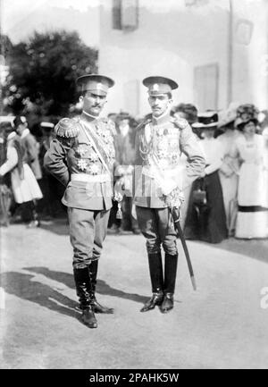 Ca. 1910 , Montenegro : der Prinz MIRKO VON MONTENEGRO Petrovic-Njegos Grand Voivode von Grahovo und Zeta ( 1879 - 1918 ) , auf diesem Foto links sein Bruder Prinz PETER von MONTENEGRO ( 1889 - 1932 ). . Söhne von König Nicholas I. und Königin Milena von Montenegro. Prinz Mirko heiratete Natalija Konstantinovic (1882-1950), Tochter von Alexander Konstantinowitsch und Ehefrau Milena Opuich, in Cetinje am 25. Juli 1902 hatte das Paar vor der Scheidung im Jahr 1917 fünf Söhne: Stephan (1903-1908), Stanislaw (1905-1907), Michael (1908-1986 1912), Pavle (1910 1928-1933) und Emmanuel. Ihr ältester Überlebender Stockfoto