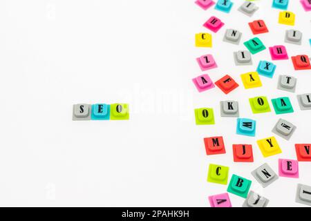 Word SEO mit farbigen Gummialphabeten auf einem isolierten weißen Hintergrund Stockfoto