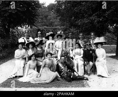 1907 Ca : der König NICHOLAS I. , der König von Montenegro ( 1841 - 1921 ) und die Königin MILENA Vukotic ( 1847 - 1923 ) und die Familie (auf diesem Foto von links nach rechts ) : die Prinzessin MILITZA ( JUTTA von Mecklenburg-Strelitz , 1880 - 1946 , Ehefrau des Kronprinzen Danilo , Tochter von Gran Duke Adolf Friedrich V. von Mecklenburg-Strelitz ) , dem Gran Duke PETER NIKOLAIJEWITSCH ( 1864–1931 , dem jüngeren Bruder von Zar , dessen Frau Milica's Schwester Anastasia war ), Prinzessin MILITZA ( Meletza , MILICA , 1866–1951 , Ehefrau von Großherzog Peter Nikolaijewitsch , ROMANOW von RUSSLAND ), prinz FRANCIS JOSEPH von BattEMBERG ( Franz Josef Stockfoto