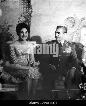 1959 , Teheran , Iran : der Schah des Iran Mohammad REZA PAHLAVI ( 1919 , Teheran - 1980 , Kairo ) mit 3. Ehefrau FARAH DIBA ( geboren am 14 . Oktober 1938 ) . Sie wurde in Teheran als Farah Diba geboren, das einzige Kind von Sohrab Diba und seiner Frau, Farideh Ghotbi. Ihre Mutter stammte ursprünglich aus Gilan, und ihr Vater, der starb, als sie ein Kind war, war Offizier der Imperial Iranian Army, deren Familie ursprünglich aus dem Iran Azarbaidschan stammte. Sie studierte an der französischen Schule in Teheran und an der Ecole Spéciale d'Architecture in Paris, wo sie Albert Besson studierte. Als Studentin wurde sie dem vorgestellt Stockfoto