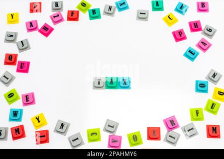 Die WORTSTEUER wurde mit bunten Buchstaben auf einem isolierten weißen Hintergrund erfunden. Steuerkonzept. Stockfoto